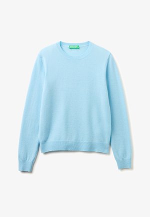 Lichtblauwe trui met lange mouwen en ronde hals, voorzien van geribbelde boorden aan de mouwen en zoom, plat uitgestald met een groen merkembleem aan de binnenkant van de kraag.