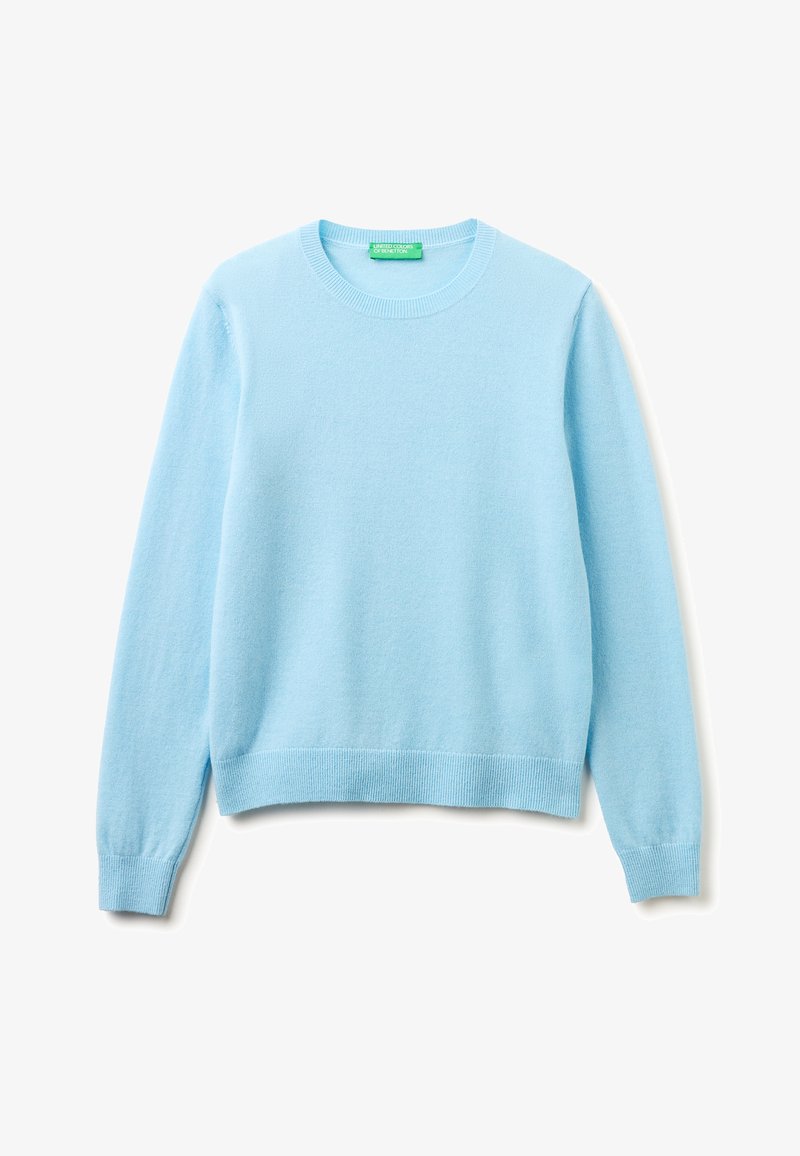 Pull bleu clair à manches longues avec col rond, poignets et ourlet côtelés, présenté à plat avec une étiquette de marque verte à l'intérieur du col.