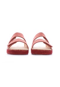 Espadrillas rosse in suede con due ampie cinghie incrociate e suole in giuta intrecciata, caratterizzate da una finitura testurizzata e dettagli in fibre naturali.