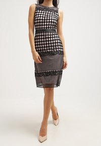 Czarna i jasnoróżowa dopasowana sukienka z diamentowym wzorem, koronkowymi akcentami i jednolitą czarną talią, do kolan, z przezroczystą warstwą.