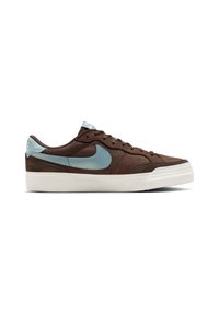 Brune ruskind- og mesh-sneakers med lys blå Nike-logo, hvid gummisål og lav-top design. Har snørebåndslukning og polstret krave.