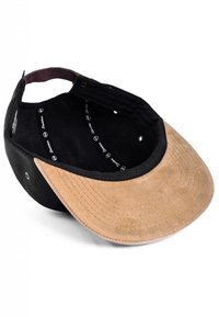 Gorra de béisbol negra y beige con visera de ante, tejido texturizado, seis agujeros de ventilación y un forro interior negro con estampado del logo.