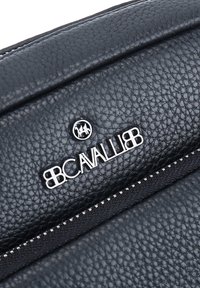 Borsa in pelle nera textured con logo argentato con icona di cavallo e dettagli in cucitura lungo la cerniera. Design compatto e elegante.