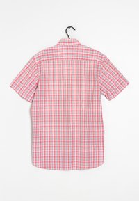 Camisa de manga corta en cuadros rosas con acentos en blanco y azul. Hecha de tela ligera, cuenta con un cuello botón y yugo trasero.
