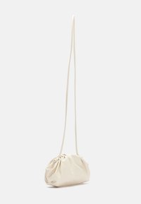 Bolso de mano de imitación cuero blanco con un diseño fruncido, correa delgada ajustable y forma redondeada, con una textura suave y un ligero brillo.