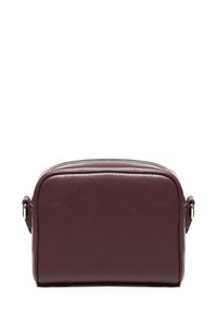 Borsa a tracolla rettangolare in pelle marrone scuro con bordi arrotondati, chiusura con zip superiore e tracolla regolabile con dettagli in metallo dorato.