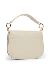 Cremfarbene Leder-Schultertasche mit runder Form, flacher Front und Hardware-Akzenten in Goldfarben. Verfügt über einen einzelnen Tragegurt mit Ringbefestigungen.