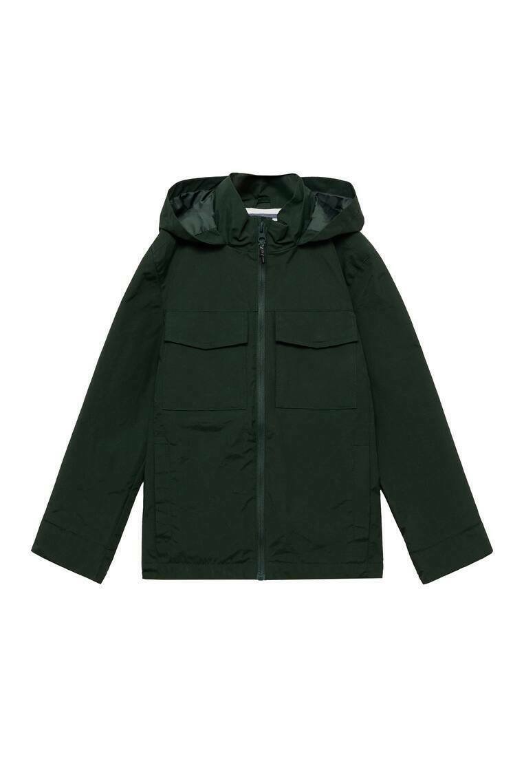 Giacca verde scuro con cappuccio, realizzata in tessuto liscio. Presenta due grandi tasche frontali e una cerniera completa. Design semplice e funzionale.