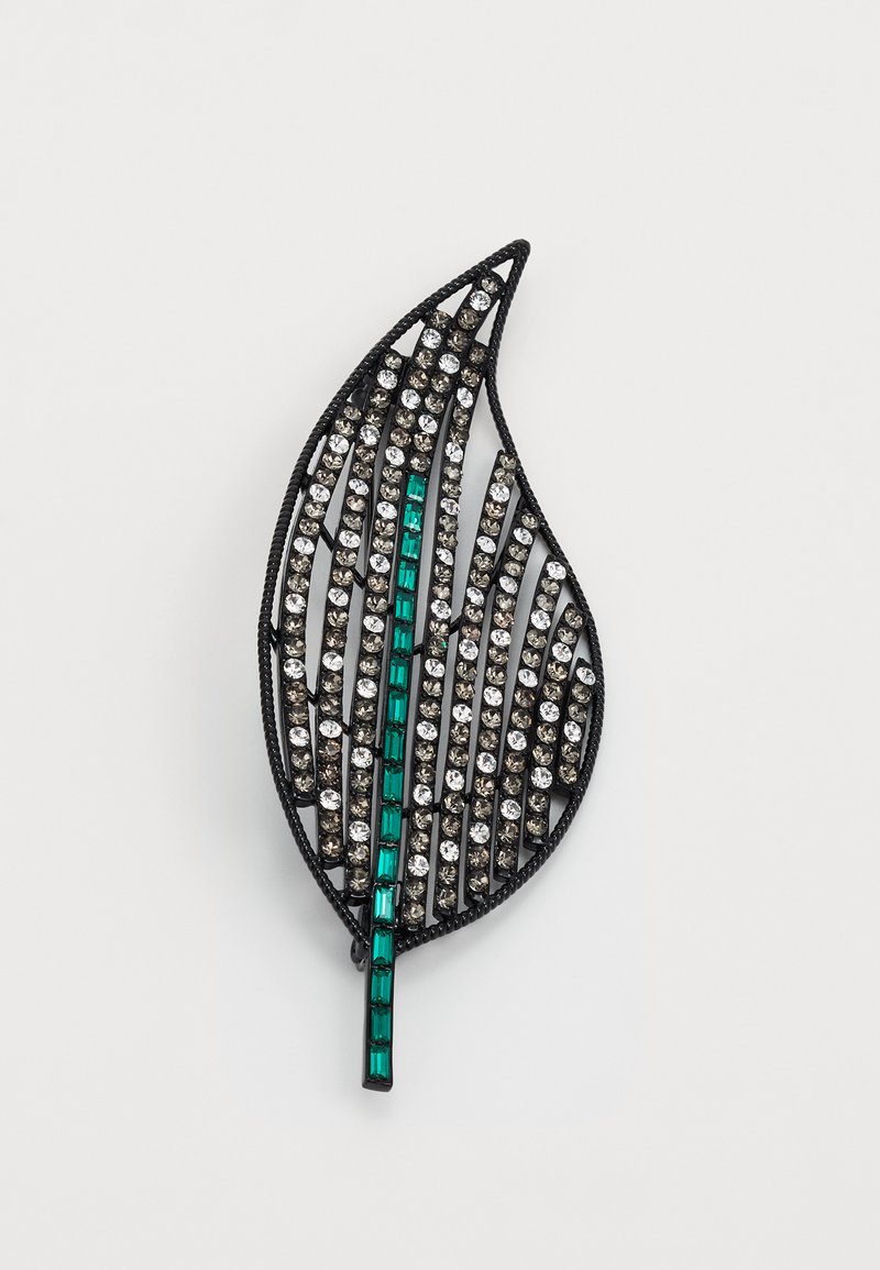 Bladvormige broche van zwart metaal, met heldere en smaragdgroene kristallen in een gestreept patroon. Gelaagd, driedimensionaal ontwerp.
