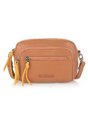 Bolso bandolera de piel marrón con herrajes plateados, un bolsillo con cremallera en la parte frontal y acentos de borlas amarillas. Logo grabado en la parte delantera.