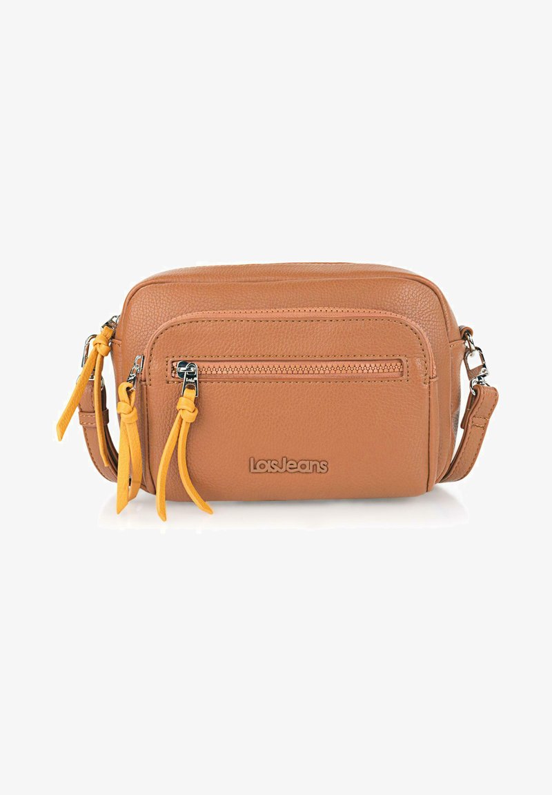 Bolso bandolera de piel marrón con herrajes plateados, un bolsillo con cremallera en la parte frontal y acentos de borlas amarillas. Logo grabado en la parte delantera.