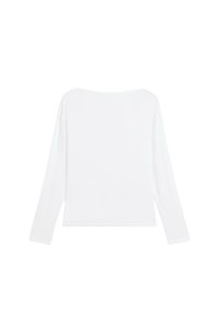 Effen wit shirt met lange mouwen en een boothals, plat weergegeven tegen een witte achtergrond.