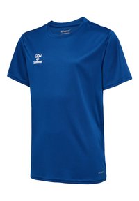 Blå sportströja i mjukt, andningsbart material. Har rundad halsringning, korta ärmar och en liten vit logotyp på vänstra bröstet.