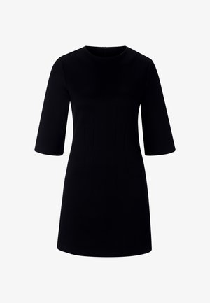 Vestido negro con escote redondo, mangas tres cuartos y costuras verticales. Textura suave, a la altura de la rodilla y cierre de cremallera en la parte posterior.