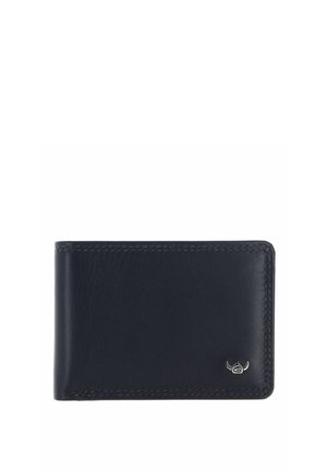 Portefeuille noir en cuir bifold avec bords cousus et petit emblème de logo argenté dans le coin inférieur droit sur fond blanc.