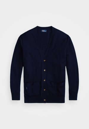 Mørkeblå cardigan med V-hals, syv gyldne knapper, to frontlommer og en liten brodert logo på venstre lomme.