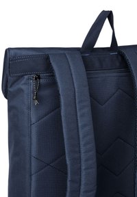 Dunkelblauer Rucksack mit gestepptem Design, ausgestattet mit doppelten Schultergurten, einem oberen Tragegriff und einer Reißverschlusstasche auf der Vorderseite für sichere Aufbewahrung.