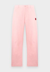 Svijetloružičaste hlače ravnog kroja s diskretnim bijelim uzorkom križnih linija, kopčanjem na dugme i patentni zatvarač, te malim crvenim zakrpom na desnom bedrima.