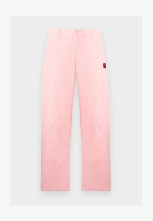 Világos rózsaszín egyenes szárú nadrág finom fehér kereszthímzés mintával, gombos és cipzáras záródással, valamint egy kis piros folttal a jobb combon.