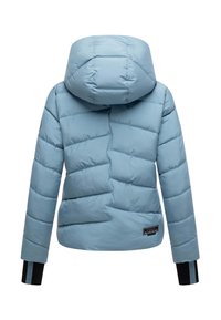 Ljusblå puffjacka med huva, med horisontell sömnad och en svart accent vid ärmsluten samt en logopatch vid fållen.