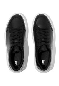 Zapatillas de cuero negro con punta redonda, cordones negros y suelas de goma blancas. Textura notable de cuero liso y un forro interior suave.