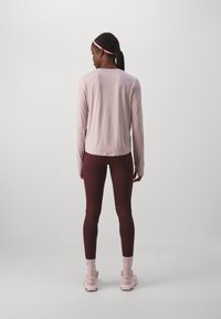 Nike Performance ONE CLASSIC - Langarmshirt - platinum violet
