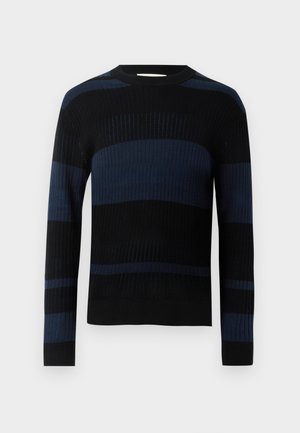 Suéter de punto acanalado con franjas horizontales negras y azul oscuro, de manga larga y cuello redondo.