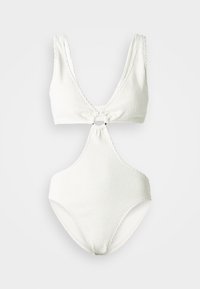 Maillot de bain blanc texturé en une pièce avec un décolleté en V profond, un détail de lien central et un accent circulaire. Tissu lisse et ouvertures de jambes hautes.