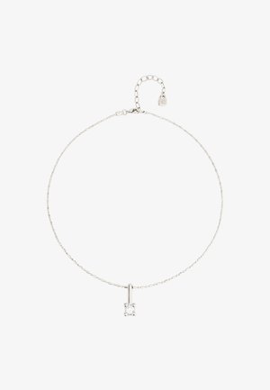 Collar de plata con un fino eslabón y un pequeño charm de cristal cuadrado. Diseño simple con un acabado pulido y cierre de gancho.