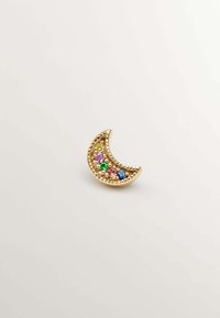 Colgante en forma de media luna dorada que presenta coloridas piedras preciosas en tonos rosa, verde, azul y amarillo, con un detalle texturizado en los bordes.