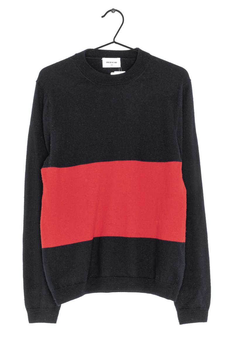 Svart tröja med ett horisontellt rött rand över bröstet, med rund hals och långa ärmar. Tillverkad av ett mjukt, strukturerat material.