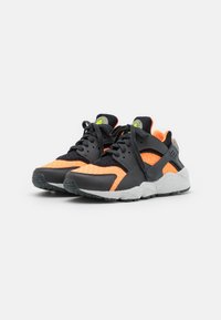 Nike Sportswear AIR HUARACHE CRATER PRM UNISEX - Tenisky - anthracite/black/atomic orange/white/volt