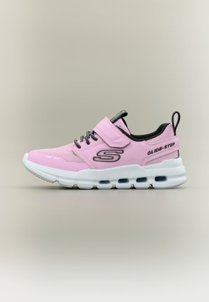 Pantof sport roz Skechers Glide-Step cu șireturi negre, curea cu arici și talpă albă amortizată pe un fundal neutru.