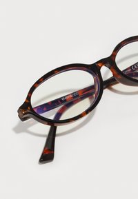 Ochelari cu rame dintr-un model țestoasă, cu lentile rotunde și o ramă groasă. Accente semi-transparente de culoare mov pe tempie. Material plastic ușor.