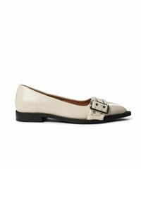 Ballerines en cuir verni beige avec un bout pointu, ornées d'un détail de double boucle métallique et d'une semelle en caoutchouc noir basse.