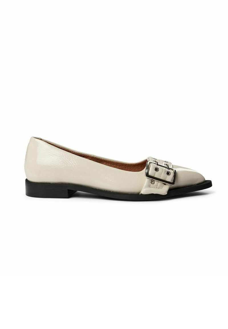 Ballerines en cuir verni beige avec un bout pointu, ornées d'un détail de double boucle métallique et d'une semelle en caoutchouc noir basse.