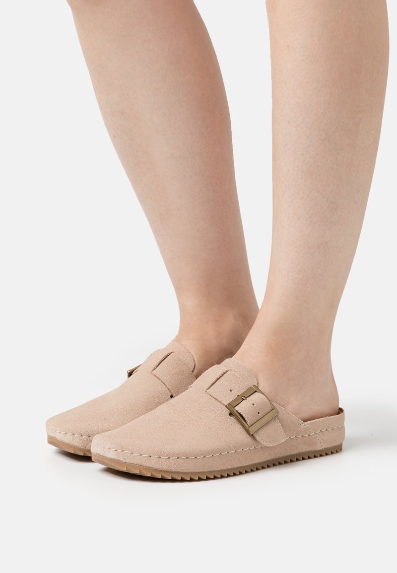 Clarks - BROOKLEIGH MULE - Iešļūcenes - light sand, Palielināt