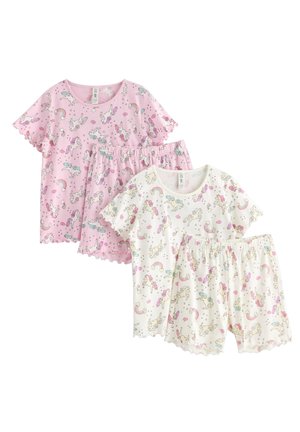 To sæt børnepyjamas med kortærmede trøjer og shorts, den ene lyserød og den anden hvid, begge med mønstre af enhjørninger og regnbuer.
