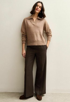 - Spodnie materiałowe