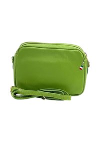 Groene leren schoudertas met een gladde textuur, ritssluiting en gouden hardware. Inclusief een bijpassende band en een klein accent van de Italiaanse vlag.