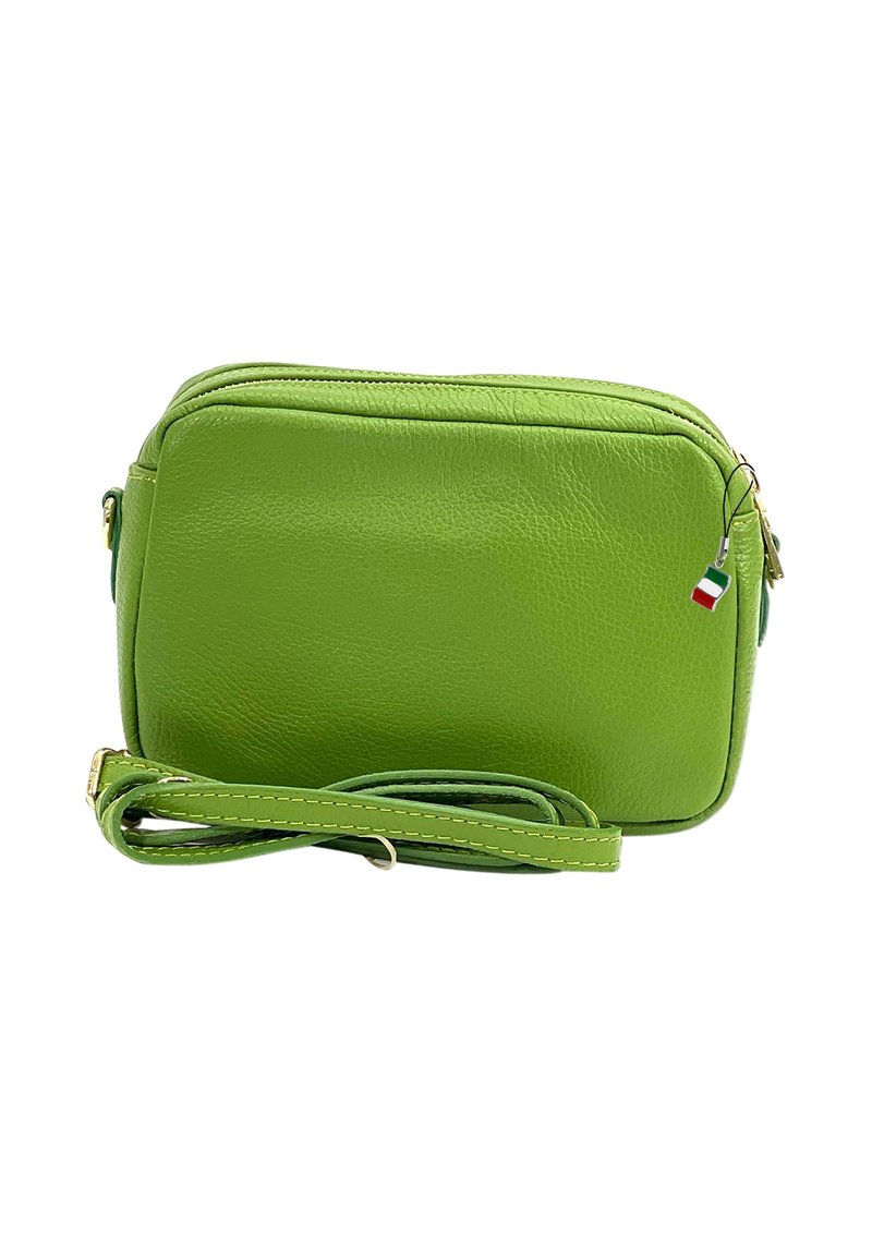 Groene leren schoudertas met een gladde textuur, ritssluiting en gouden hardware. Inclusief een bijpassende band en een klein accent van de Italiaanse vlag.