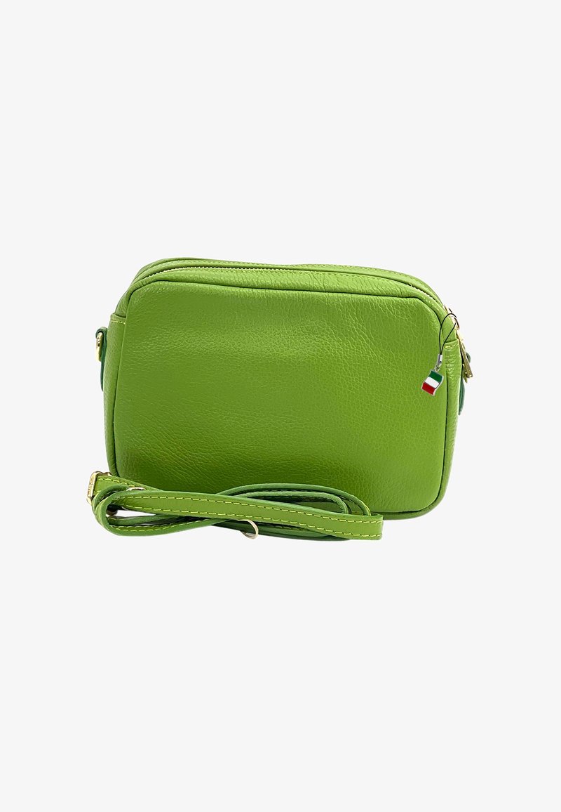 Groene leren schoudertas met een gladde textuur, ritssluiting en gouden hardware. Inclusief een bijpassende band en een klein accent van de Italiaanse vlag.