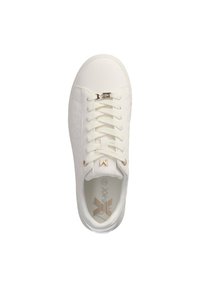 Witte sneaker met een gestructureerde bovenkant, ronde neus en platte veters. Bevat gouden oogjes en een logo-accent nabij de tong.