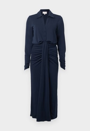 Rochie lungă cu mâneci lungi, de culoare albastru marin, cu decolteu cu gulere, nasturi în față și material adunat în talie, creând un efect drapat.