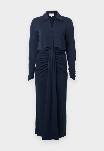 Rochie lungă cu mâneci lungi, de culoare albastru marin, cu decolteu cu gulere, nasturi în față și material adunat în talie, creând un efect drapat.