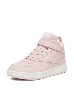 Lyserød høj-top sneaker med snørebånd og velcrolukning, hvid sål og Reebok-logo på siden, vist på hvid baggrund.