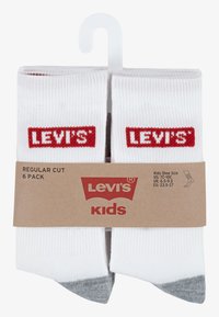 Calzini bianchi a taglio regolare per bambini in confezione da sei, con il logo rosso "Levi's". Presentano una fascia di cartone con dettagli sulla taglia. Accento grigio sul tallone.