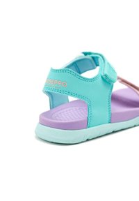 Sandalo per bambini turchese e lavanda con strap in Velcro, soletta testurizzata e suola leggera. Presenta un marchio sul tallone.