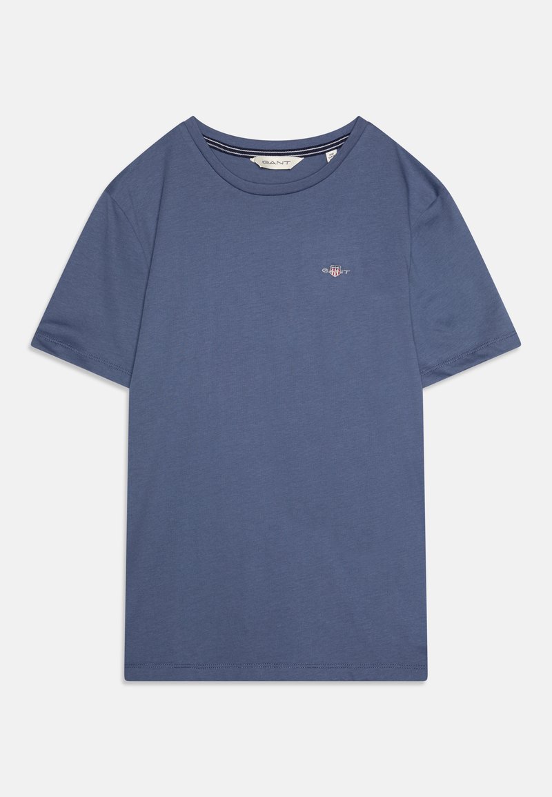 Rövid ujjú, kerek nyakú póló egyszínű kék színben, puha pamutból készült, a mellrészen egy kis hímezett logóval.