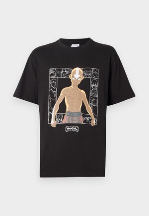 Camiseta de algodón negra con un diseño gráfico de un personaje con cabeza rapada y torso definido, rodeado de bocetos de personajes adicionales.